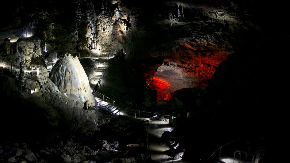 Beleuchtete Stufen und Felsformationen in der Lurgrotte Semriach. | © Region Graz - Tom Lamm
