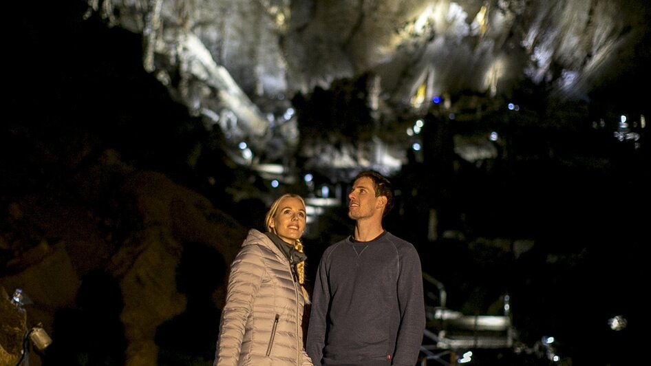 Romantisches Paar posiert in der Lurgrotte Semriach bei Nacht. | © Region Graz - Tom Lamm
