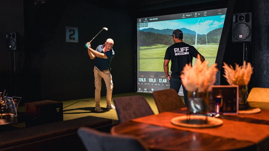 Golfspieler beim Schlagen in einem Golf-Simulator. | © GEPA I RUFF Golf Graz