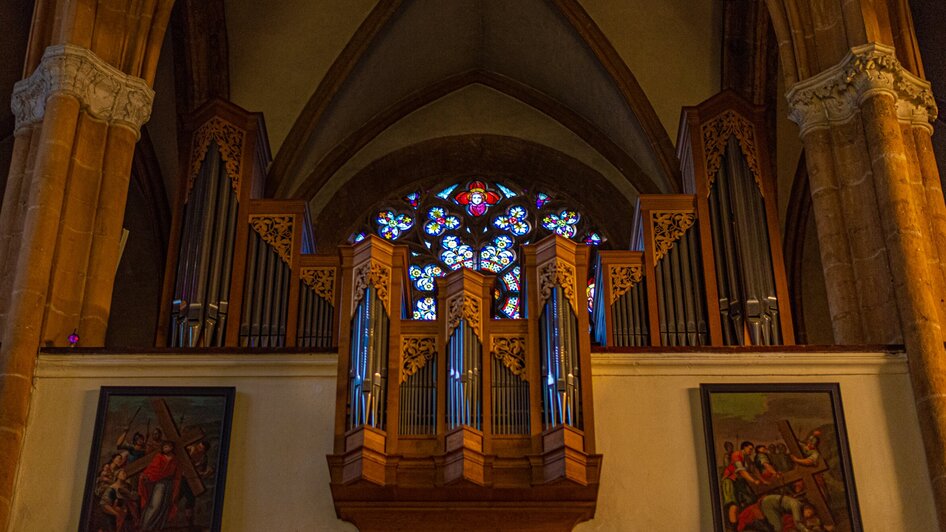 Detailansicht der Orgel und des Buntglasfensters in der Wallfahrtskirche Maria Strassengel.