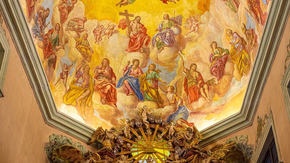 Fresko mit religiösen Motiven in der Wallfahrtskirche.