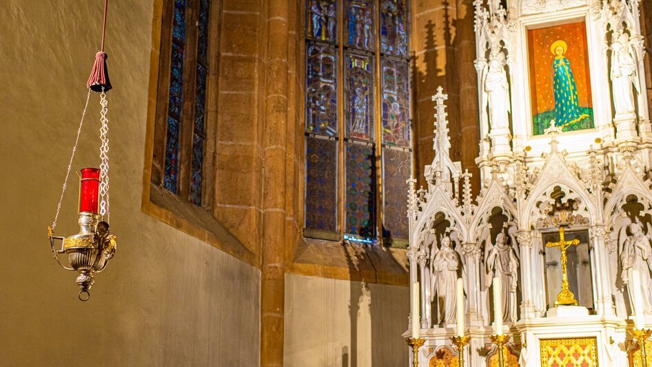 Ein Blick auf den Altar und die runde Lampe in der Wallfahrtskirche Maria Strassengel.