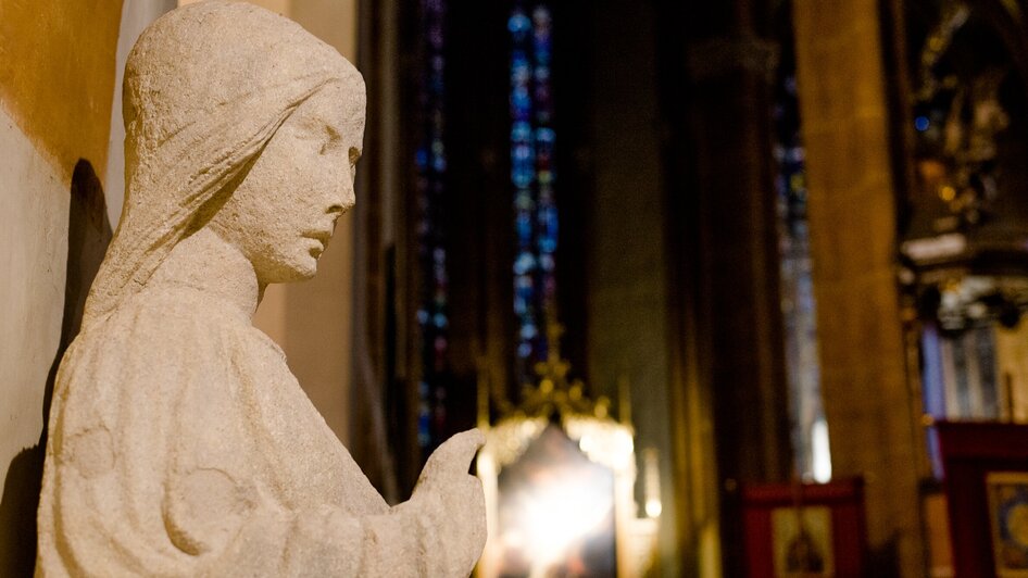 Eine steinerne Statue in der Wallfahrtskirche Maria Strassengel.
