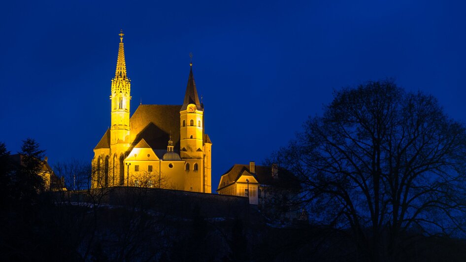 Die Wallfahrtskirche Maria Strassengel leuchtet am Abend
