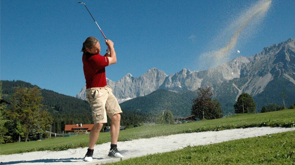 Golfen mit Blick auf den Dachstein. | © Kobaldhof