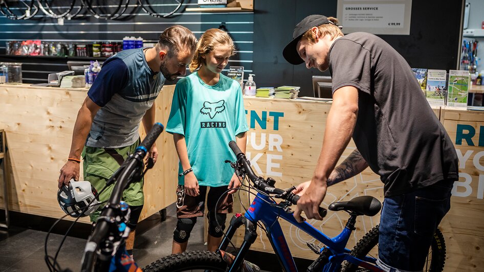 Beratung bei Bründl Sports Bikeworld Schladming | © Roland Haschka