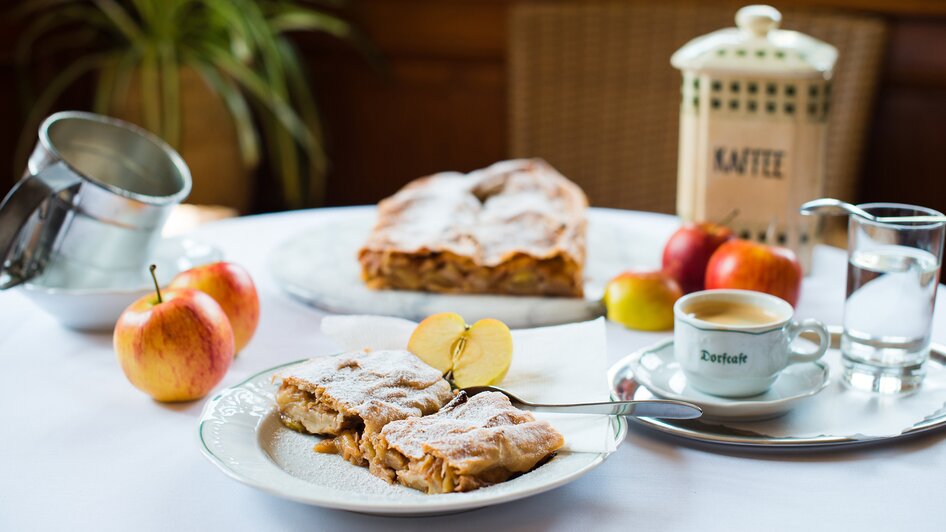 Dorf Café - Apfelstrudel mit Kaffee | © Dorf Café