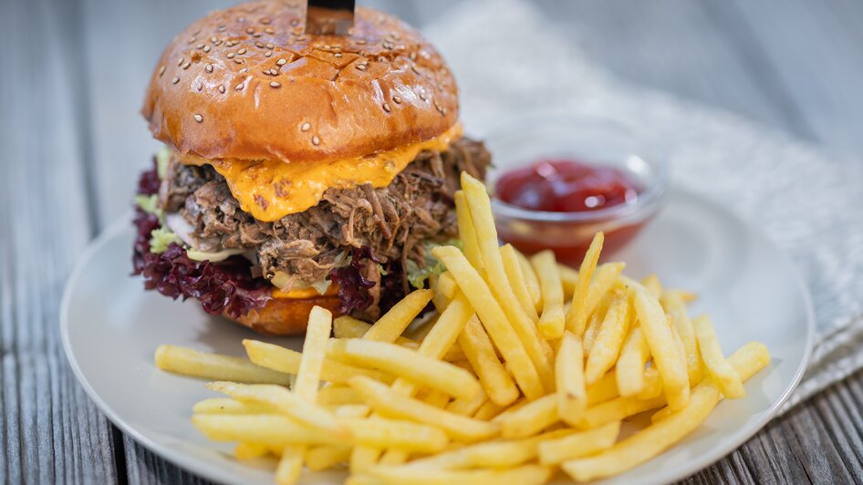 Pulled Beef Burger in der Kessler Alm | Photographer: Harald Steiner | © Harald Steiner Kessler Alm & Bar - Impression #2.18 | © Harald Steiner