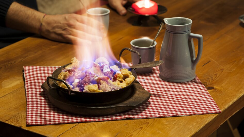 Kaiserschmarrn nach Bauernart flambiert | ROLAND TRABE | © Walcher, Stoanerhof Rösteralm - Impression #2.16 | © Walcher, Stoanerhof