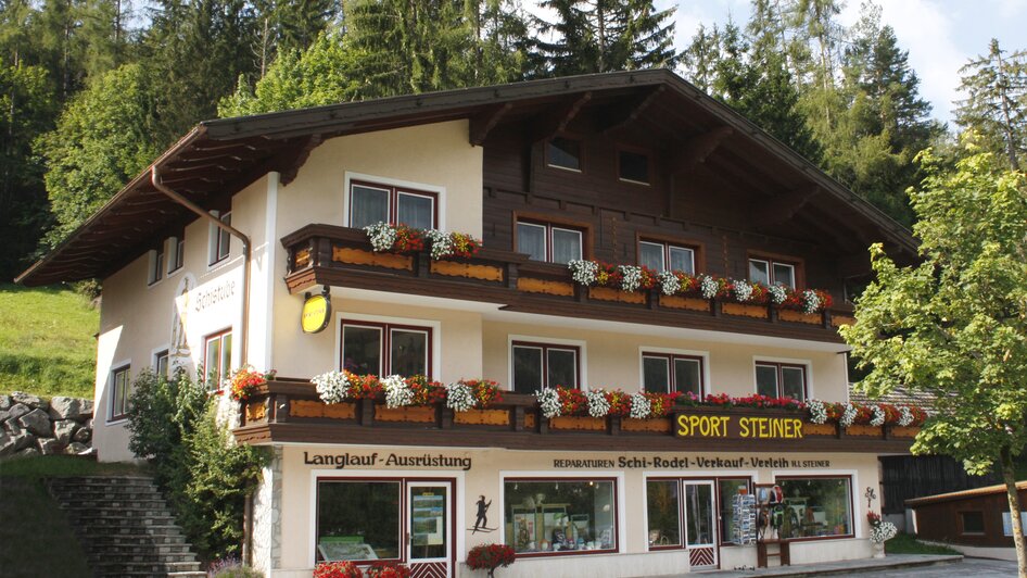 Sport Steiner neben der Hauptstraße in Ramsau Kulm.  | © Sport Steiner 
