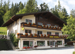 Sport Steiner neben der Hauptstraße in Ramsau Kulm.  | © Sport Steiner 