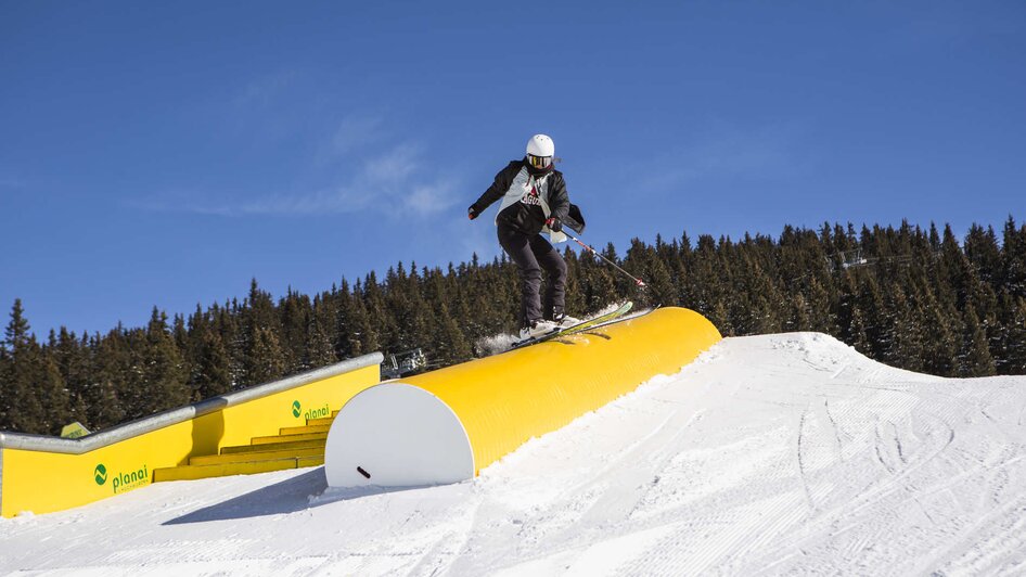 Freestyle-Skifahrer au Box auf der Planai