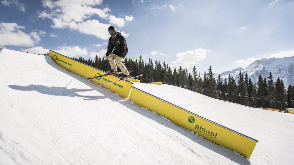Freestyler auf Rail im Superpark auf der Planai