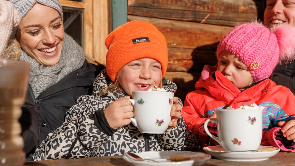 Waldhäuslalm, Familie beim Kakao-Trinken | © (c) Martin Huber - all rights reserved | Martin Huber Waldhäuslalm - Impression #2.23